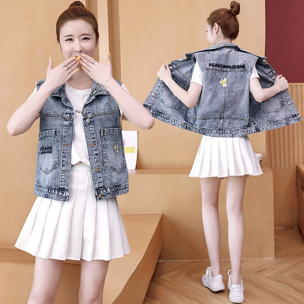 Γυναικείο τζιν γιλέκο με τσέπες και κεντήματα