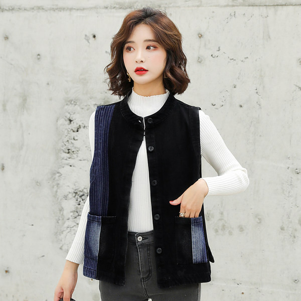 Ženski casual prsluk s džepovima i gumbima u crnoj boji