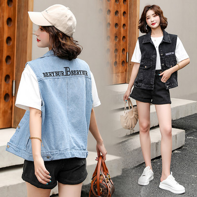 Ženska vesta sa natpisom na leđima i klasičnom kragnom