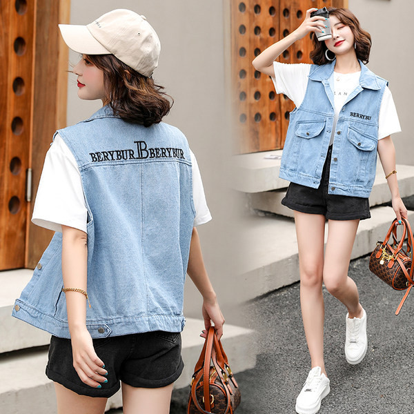 Ženska vesta sa natpisom na leđima i klasičnom kragnom