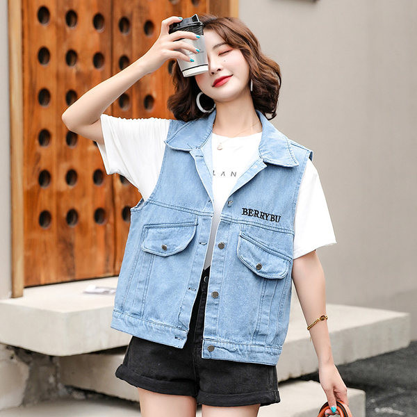 Ženska vesta sa natpisom na leđima i klasičnom kragnom