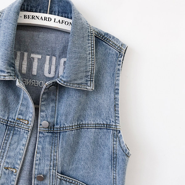 Γυναικείο γιλέκο τζιν με κουμπιά και κλασικό κολάρο