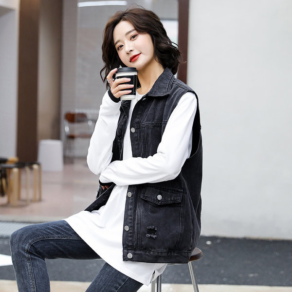 Ženski casual prsluk s džepovima i gumbima u crnoj boji