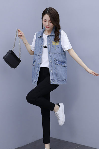 Γυναικείο γιλέκο τζιν με κουμπιά και επιγραφές