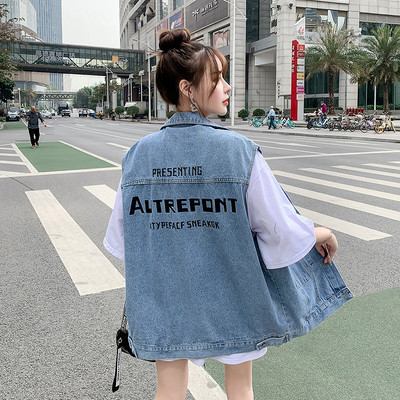 Ženski traper prsluk sa izvezenim natpisom na leđima