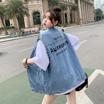 Ženski traper prsluk sa izvezenim natpisom na leđima