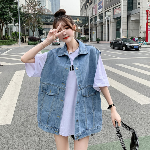 Ženski traper prsluk sa izvezenim natpisom na leđima