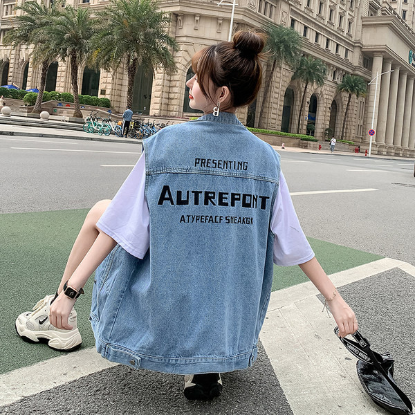 Ženski traper prsluk sa izvezenim natpisom na leđima