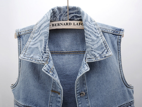 Ženski teksas prsluk plave boje sa džepovima