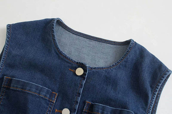 Moderni pieguļoša džinsa veste ar jostu