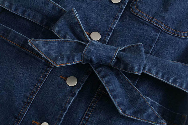 Moderni pieguļoša džinsa veste ar jostu