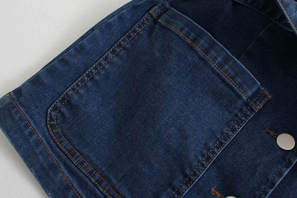 Moderni pieguļoša džinsa veste ar jostu