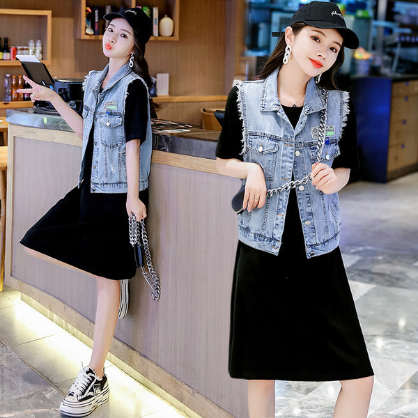 Ženski prsluk sa poderanim motivima i natpisom