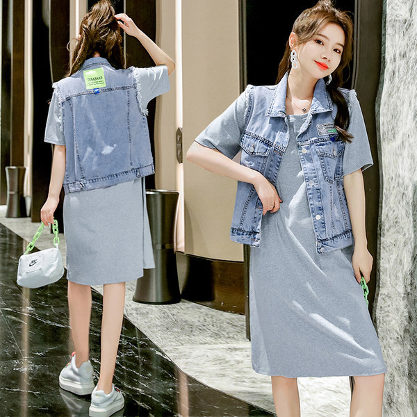 Ženski prsluk sa poderanim motivima i natpisom