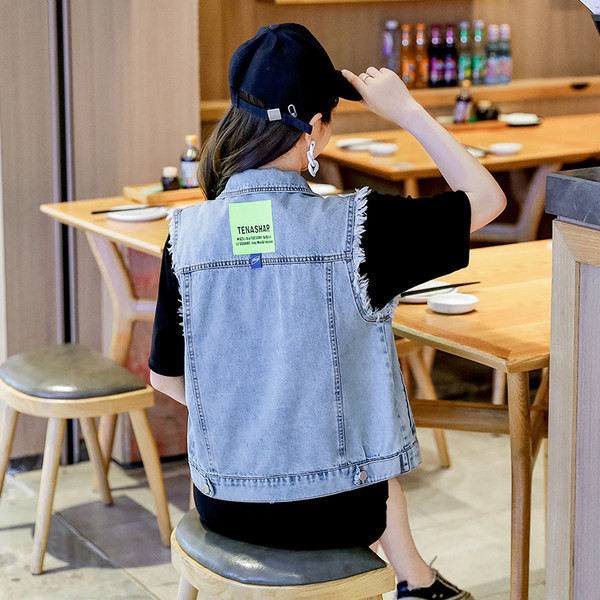 Ženski prsluk sa poderanim motivima i natpisom