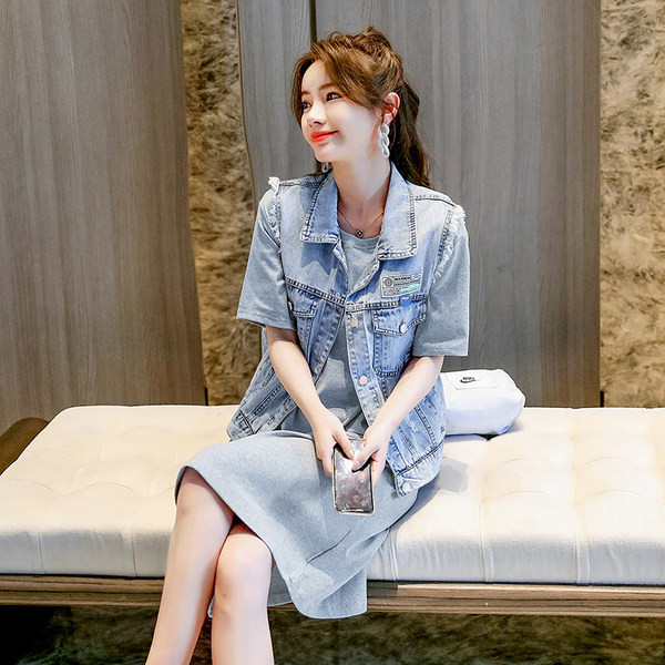 Ženski prsluk sa poderanim motivima i natpisom