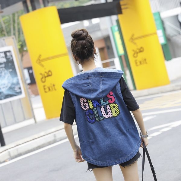 Γυναικείο γιλέκο με κουκούλα και κουμπιά