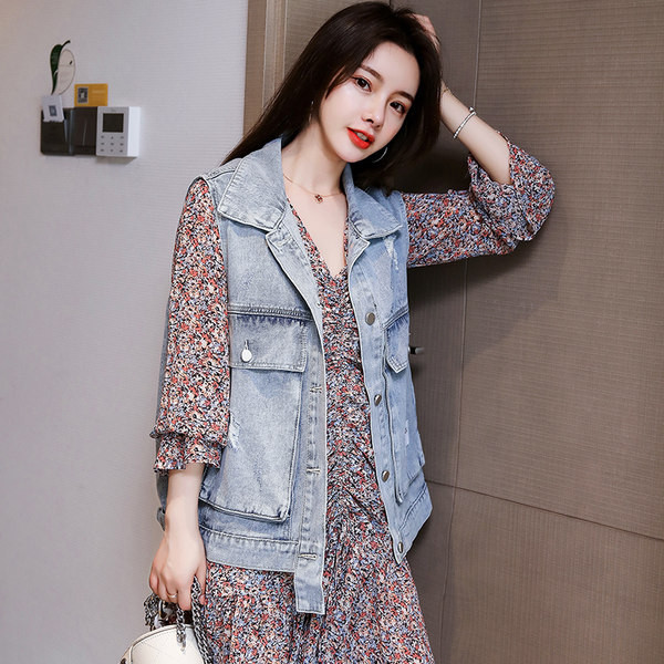 Široki model ženskog prsluka na gumbe