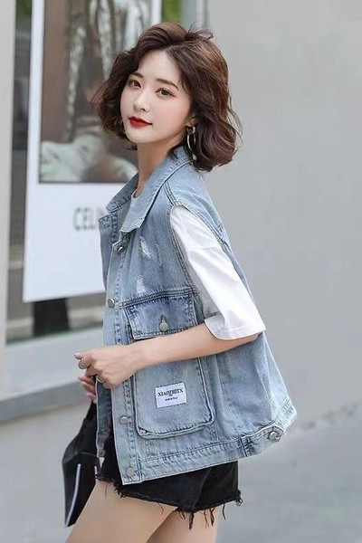 Ženski traper prsluk sa džepovima i poderan desno