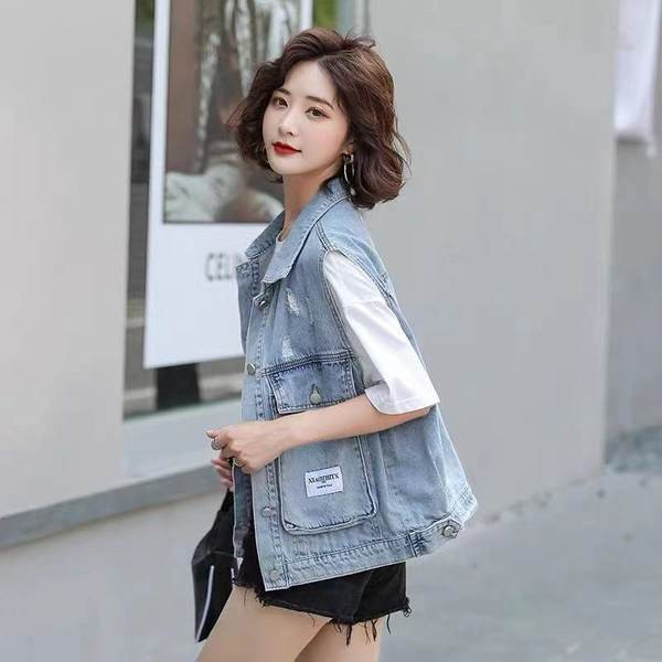 Ženski traper prsluk sa džepovima i poderan desno