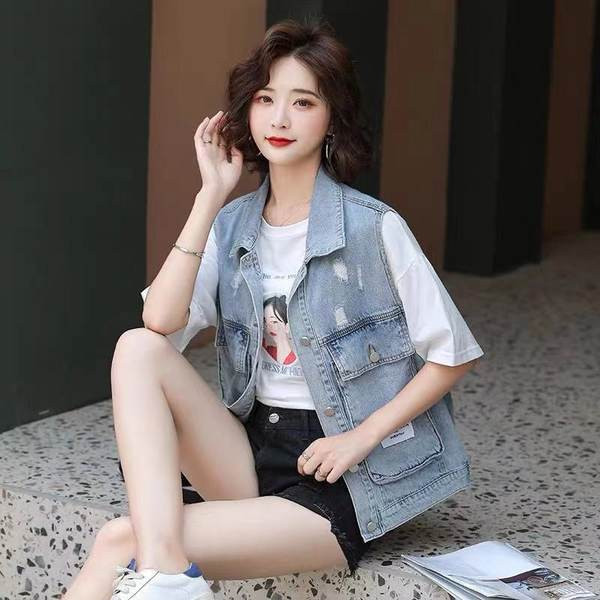 Ženski traper prsluk sa džepovima i poderan desno