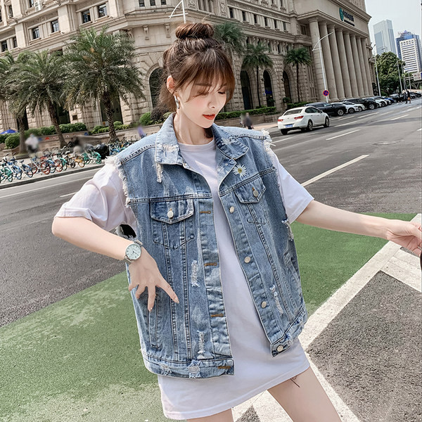 Ženski prsluk sa natpisom i izvezenim cvijetom