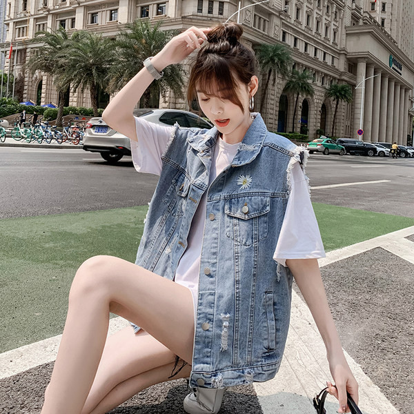 Ženski prsluk sa natpisom i izvezenim cvijetom