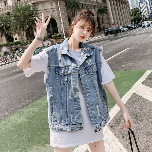 Ženski prsluk sa natpisom i izvezenim cvijetom