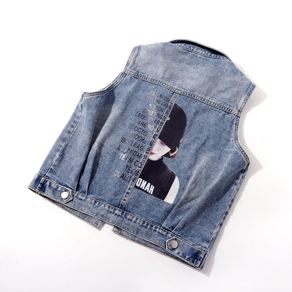 Ženski traper prsluk sa aplikacijom na leđima - plava boja