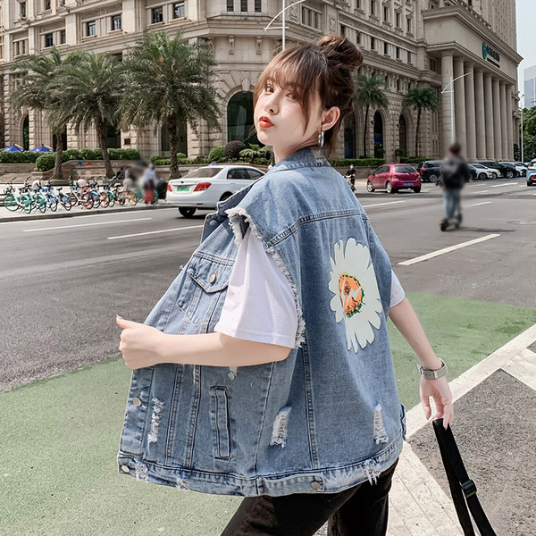 Γυναικείο casual γιλέκο με απλικέ στην πλάτη και σχισμένα μοτίβα