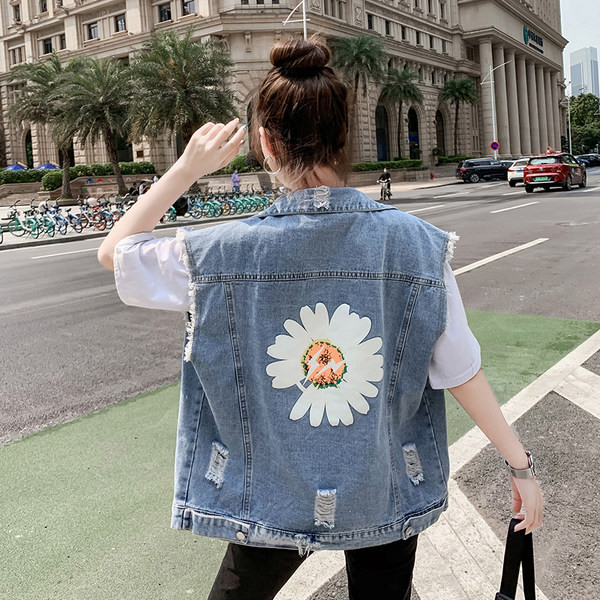 Γυναικείο casual γιλέκο με απλικέ στην πλάτη και σχισμένα μοτίβα