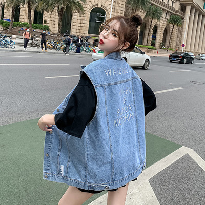 Γυναικείο γιλέκο με επιγραφή στο πίσω μέρος και στερέωση κουμπιού