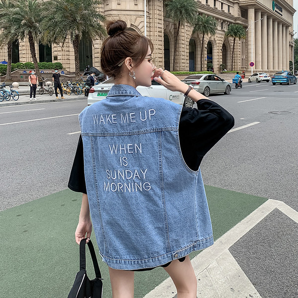 Γυναικείο γιλέκο με επιγραφή στο πίσω μέρος και στερέωση κουμπιού