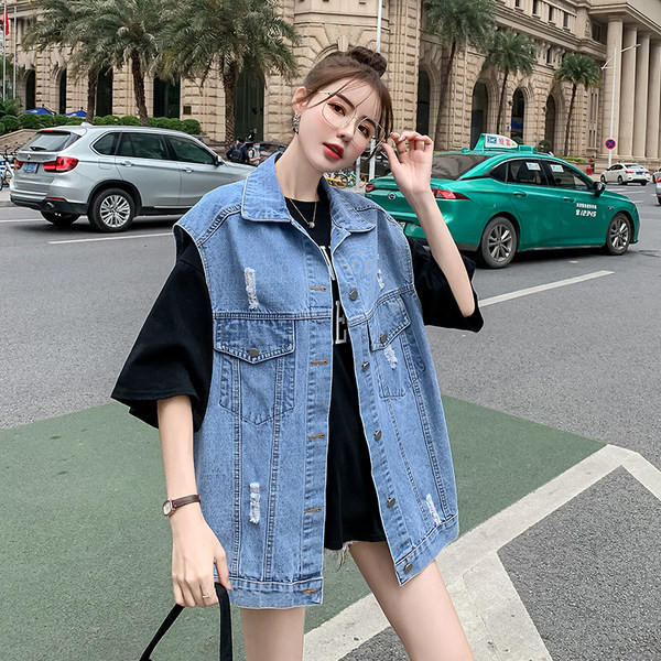 Γυναικείο γιλέκο με επιγραφή στο πίσω μέρος και στερέωση κουμπιού