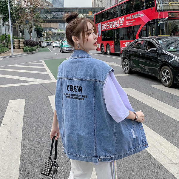 Ikdienas veste ar uzrakstu mugurpusē sievietēm