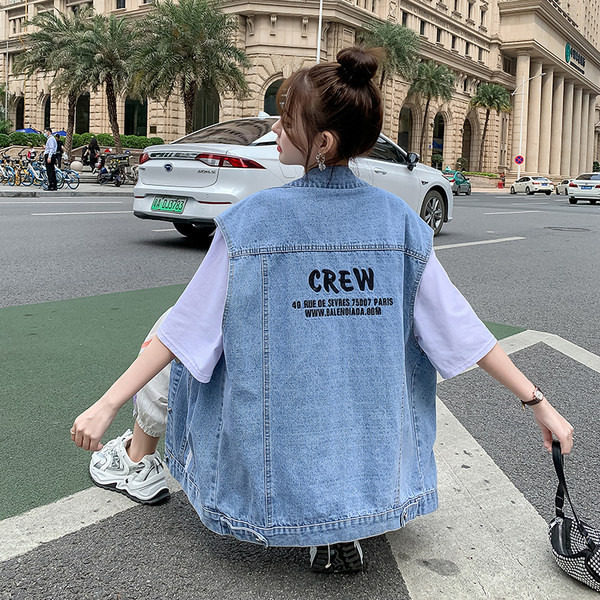 Ikdienas veste ar uzrakstu mugurpusē sievietēm