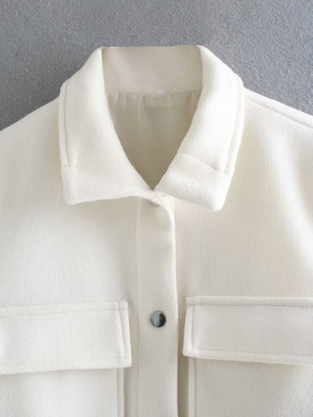 Moderan ženski prsluk s gumbima i vezicama u struku