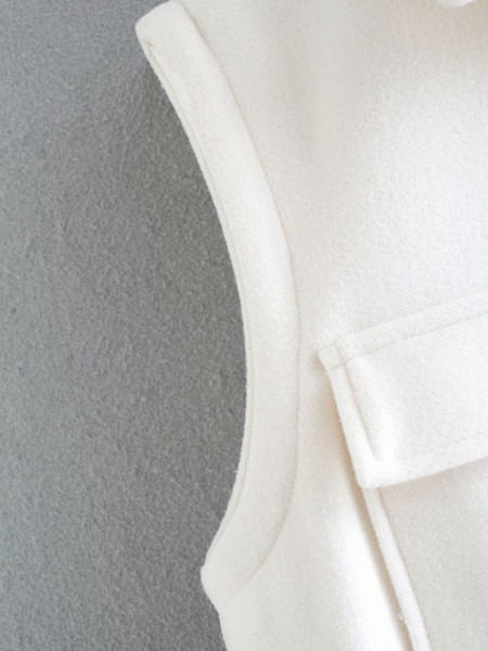 Moderan ženski prsluk s gumbima i vezicama u struku