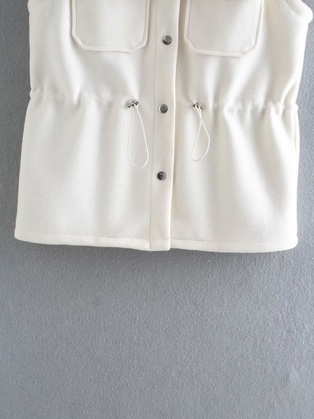 Moderan ženski prsluk s gumbima i vezicama u struku