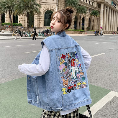 Sieviešu veste ar krāsainu rakstu un pogām melnā un zilā krāsā