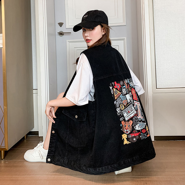 Sieviešu veste ar krāsainu rakstu un pogām melnā un zilā krāsā