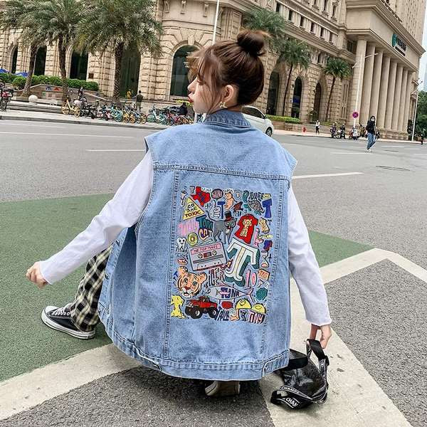 Sieviešu veste ar krāsainu rakstu un pogām melnā un zilā krāsā