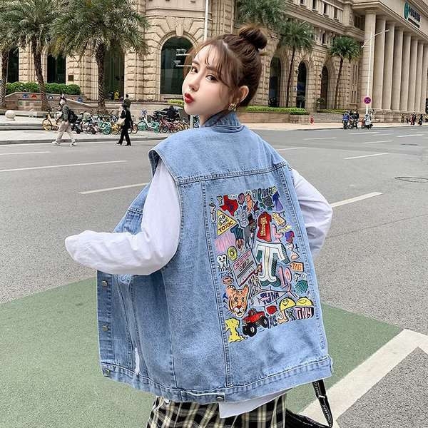 Sieviešu veste ar krāsainu rakstu un pogām melnā un zilā krāsā