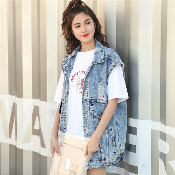 Jednobojni ženski prsluk s gumbima i džepovima