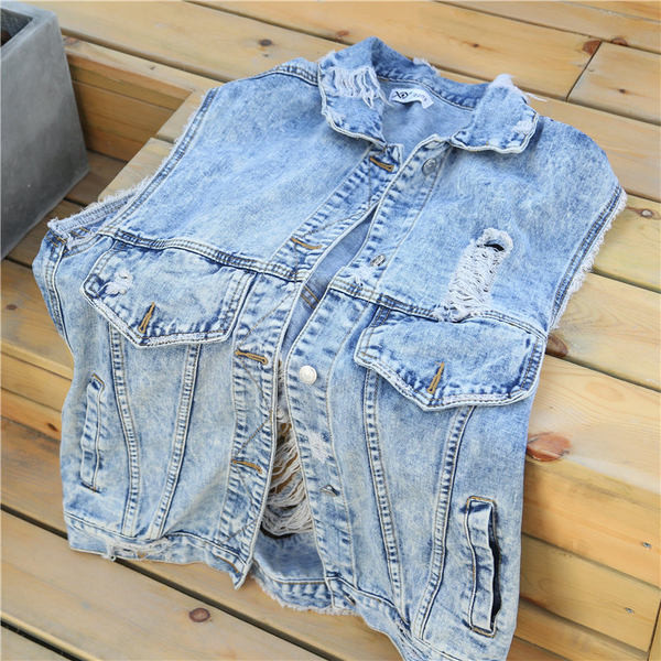 Jednobojni ženski prsluk s gumbima i džepovima