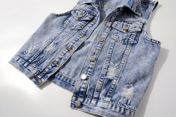 Ženski traper prsluk s džepovima i gumbima