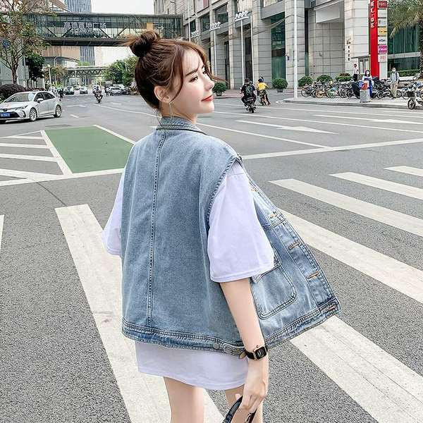 Ležeran ženski traper prsluk s gumbima u plavoj i boji