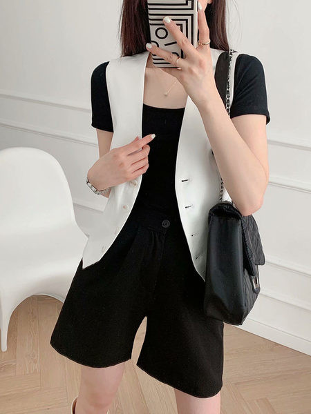 Ležeran ženski prsluk s gumbima i imitacijom džepova