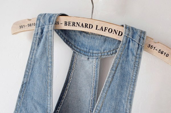 Κοντό γυναικείο γιλέκο τζιν με μπλε κουμπιά