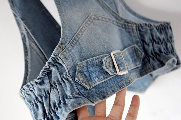 Κοντό γυναικείο γιλέκο τζιν με μπλε κουμπιά